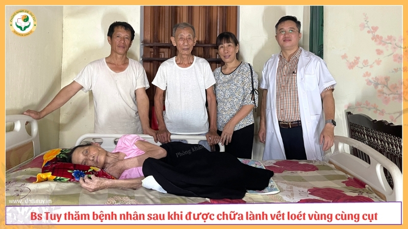 bác sĩ tuy thăm bệnh nhân khỏi loét vùng cùng cụt