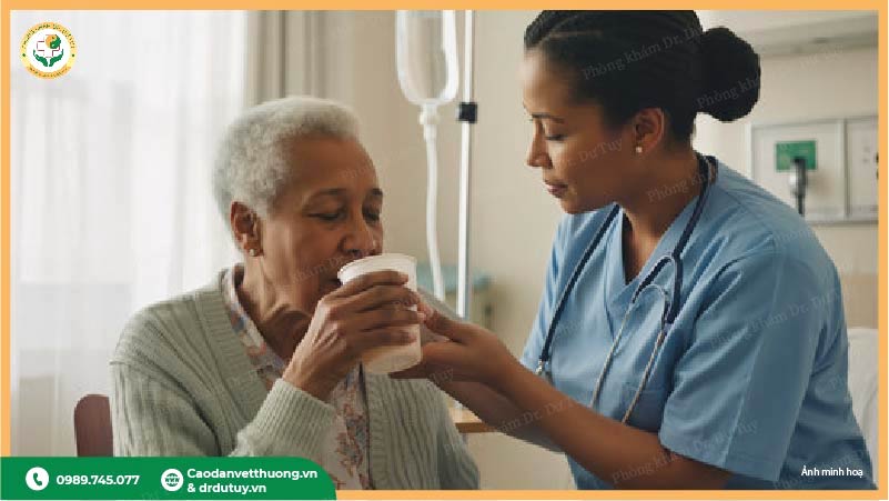 cham-soc-va-bo-sung-nuoc-cho-nguoi-bi-lo-loet