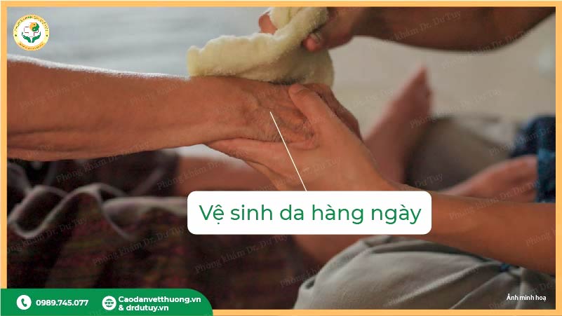 ve-sinh-da-hang-ngay-nguoi-cao-tuoi